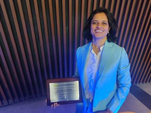 Dr. Gomathy Narasimhan receiving Excellence in Transplantation award